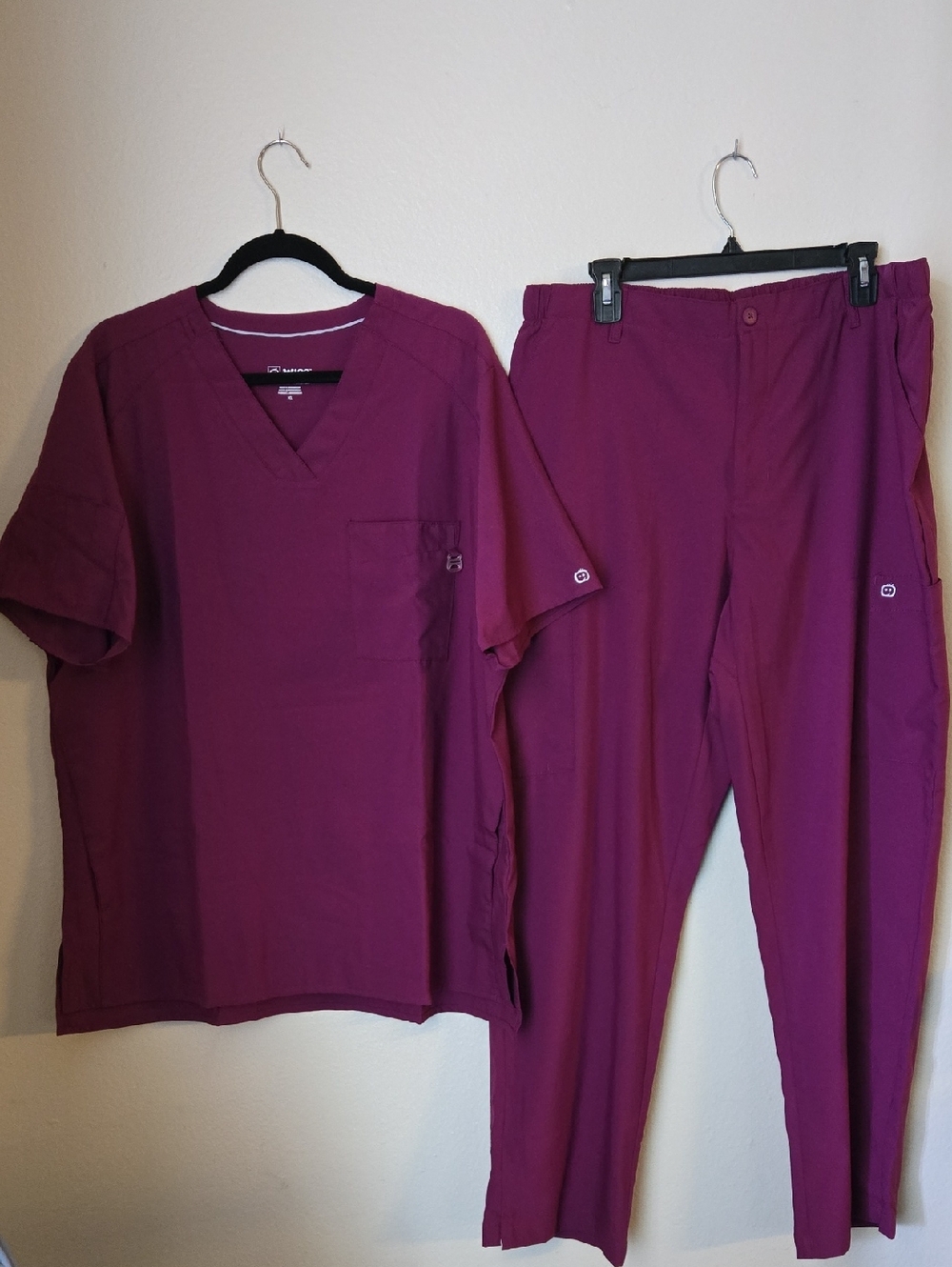 W123 Men's XL Burgundy Scrub Set Medical Uniform Cargo Scrubs Multi Pocket EUC